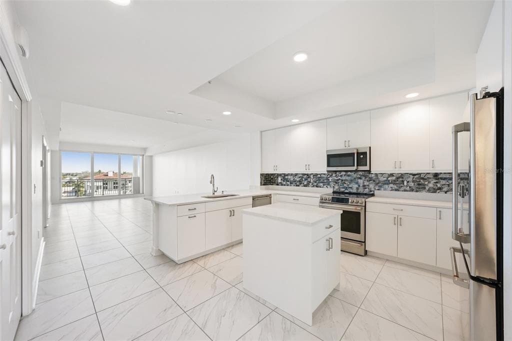 125 ISLAND WAY 404 photo 15