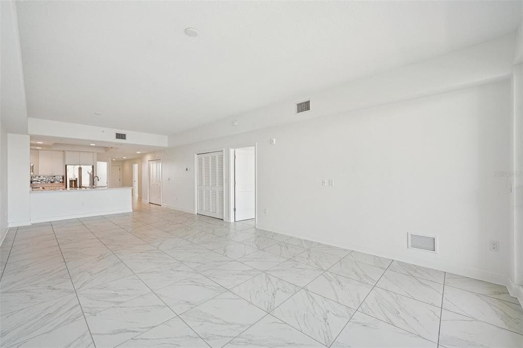 125 ISLAND WAY 404 photo 8