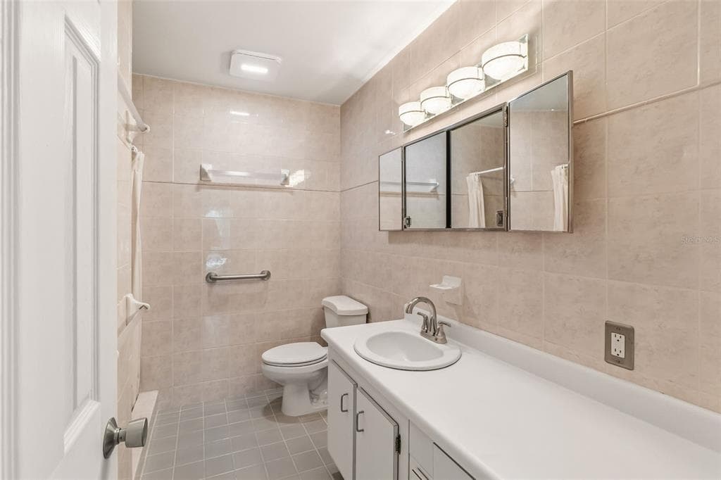 531 SUTTON PLACE photo 12