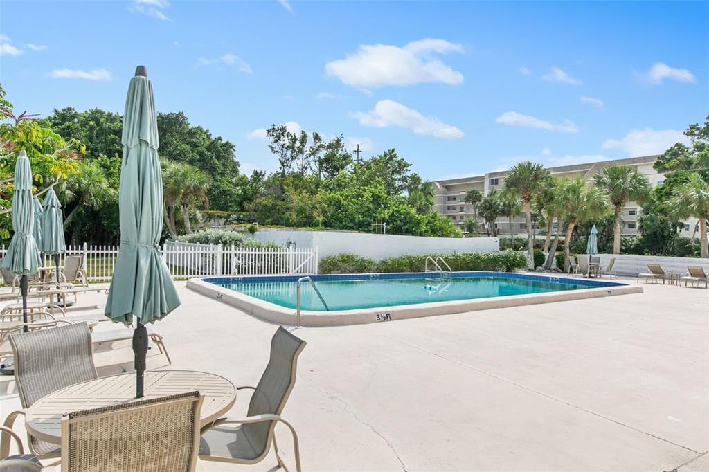 531 SUTTON PLACE photo 22