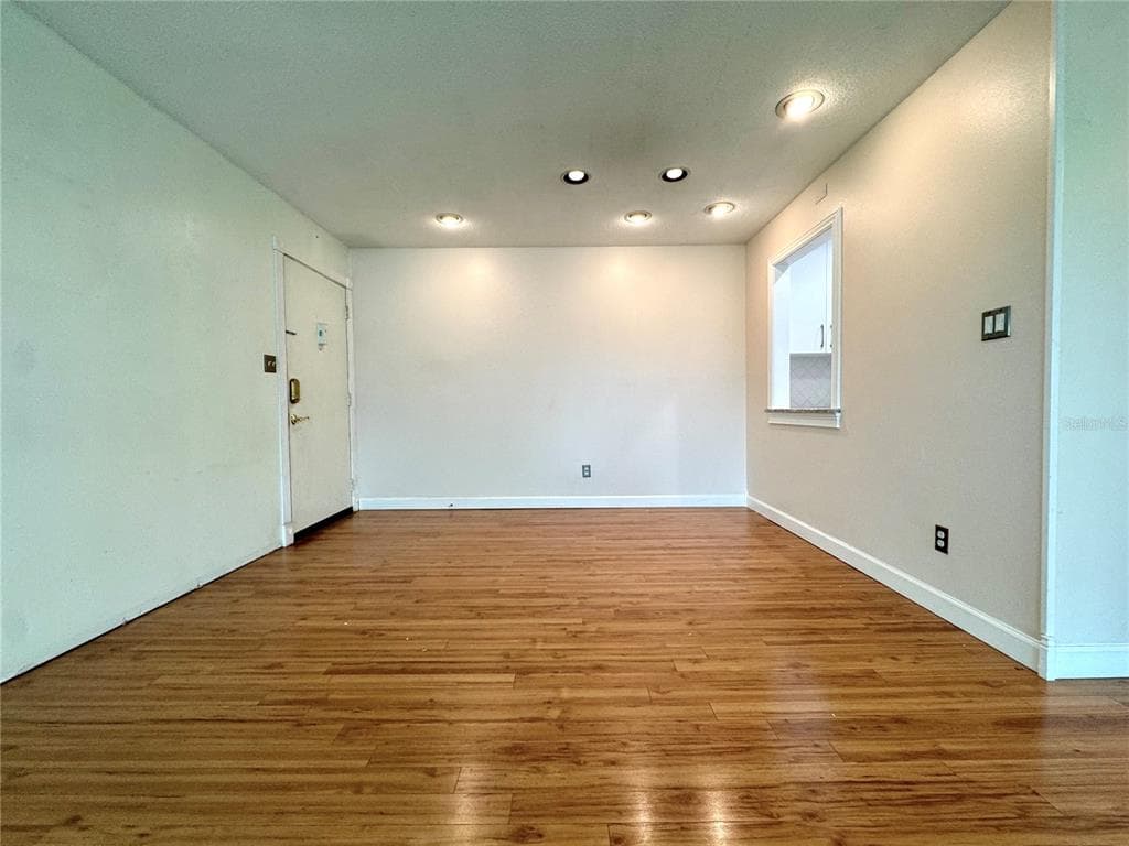 531 SUTTON PLACE photo 7