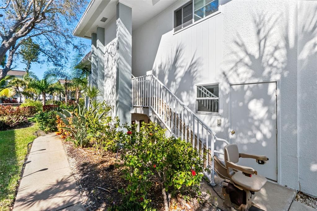 531 SUTTON PLACE photo 3