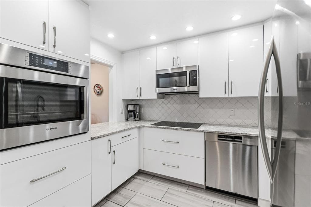 531 SUTTON PLACE photo 9