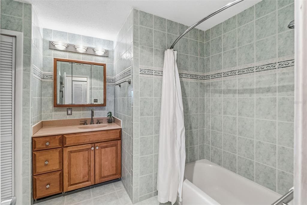 531 SUTTON PLACE photo 15