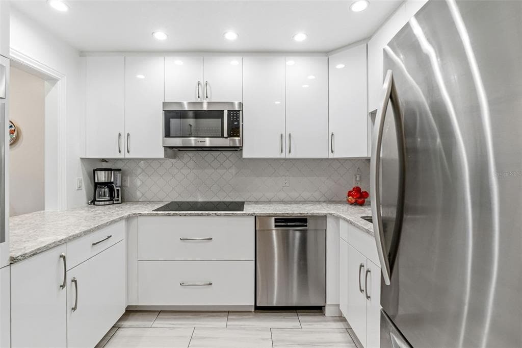 531 SUTTON PLACE photo 8