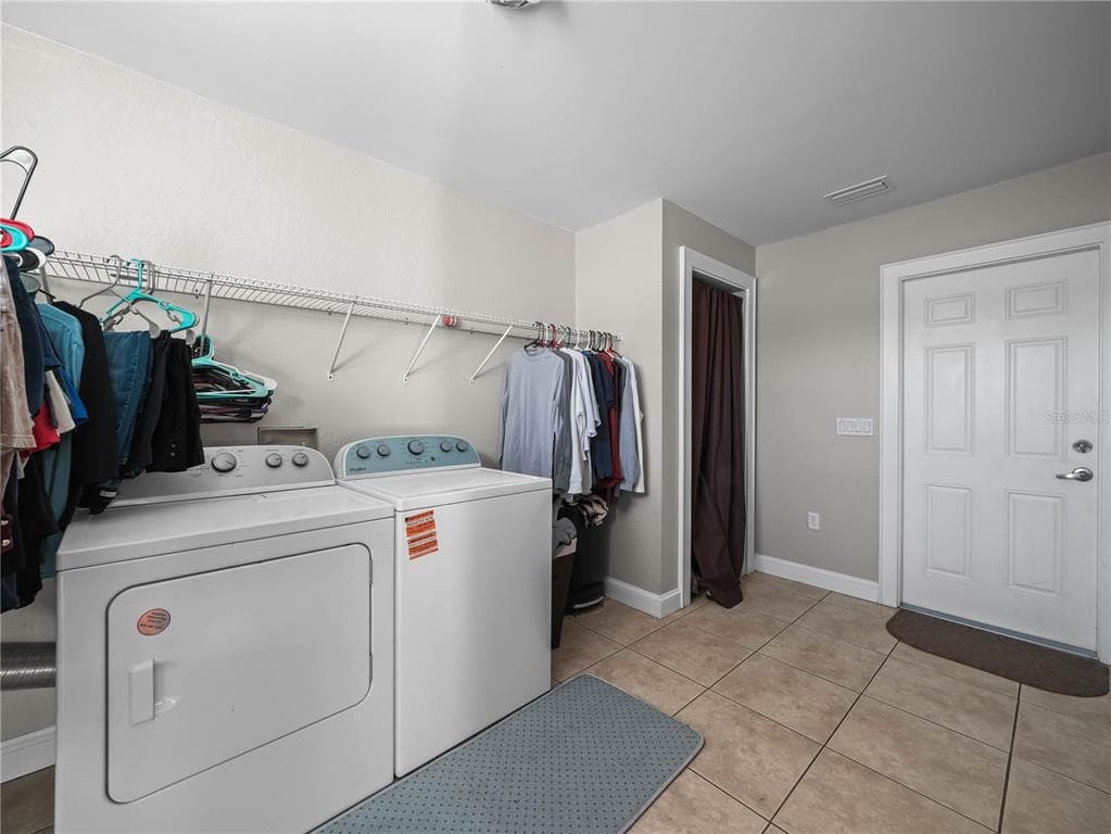 124 PANGOLA DRIVE photo 22