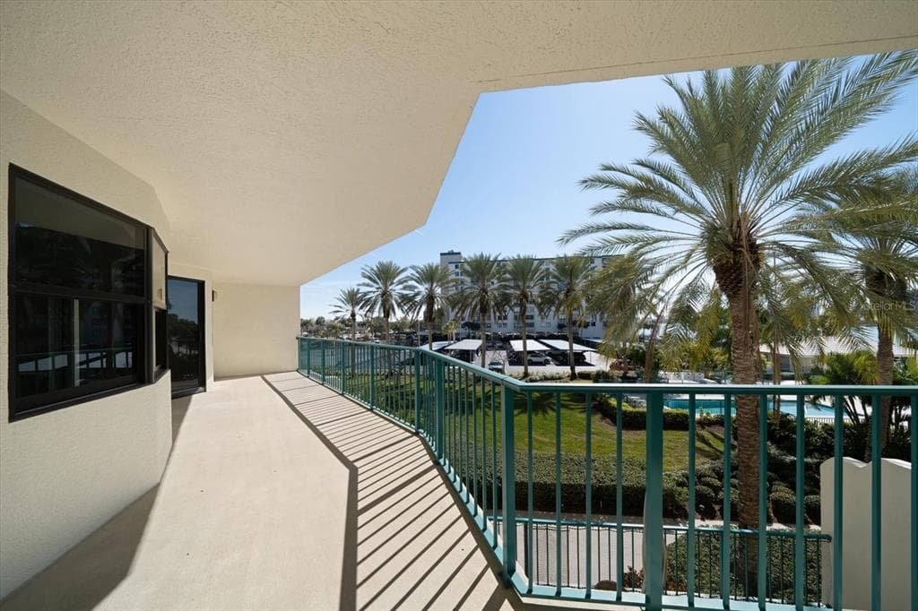 670 ISLAND WAY 304 photo 19
