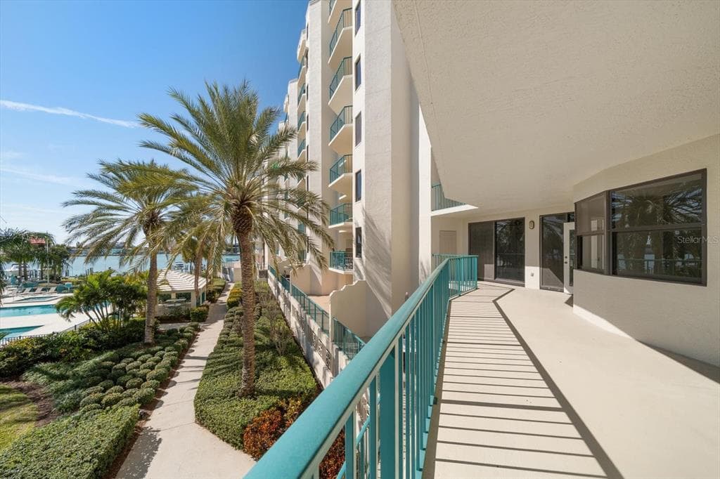 670 ISLAND WAY 304 photo 21