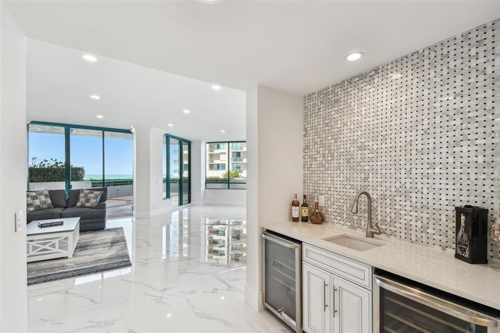 1560 GULF BOULEVARD 306 photo 4