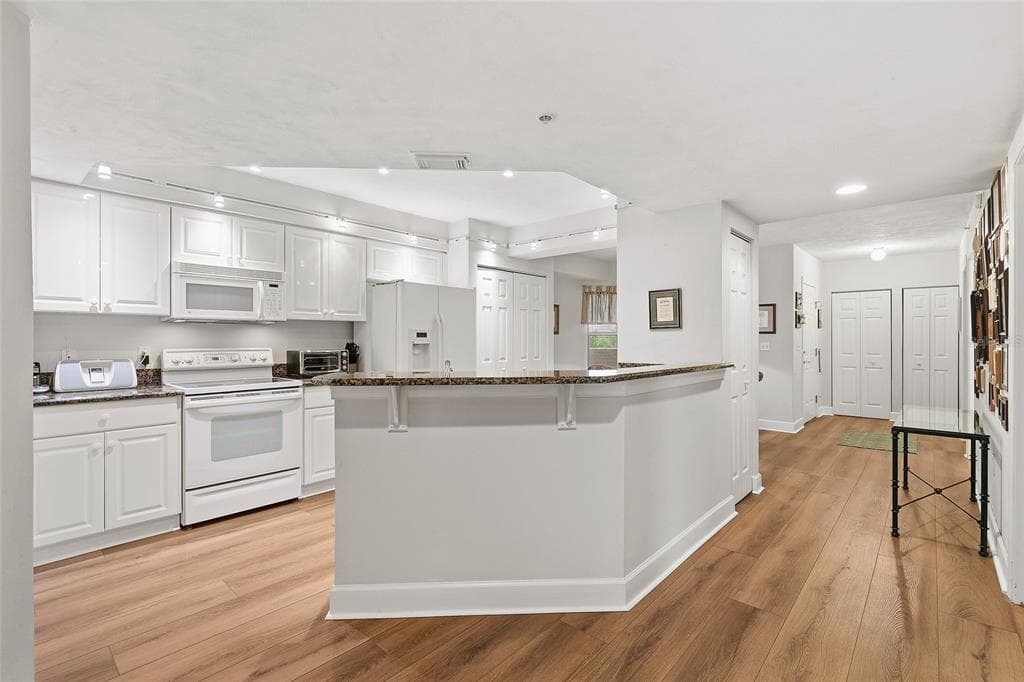 426 BOUCHELLE DRIVE 301 photo 9