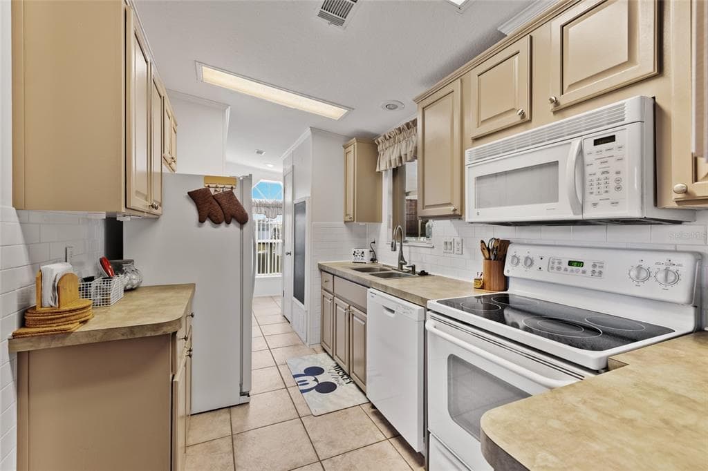 134 AMERICANA COURT NE 216 photo 7