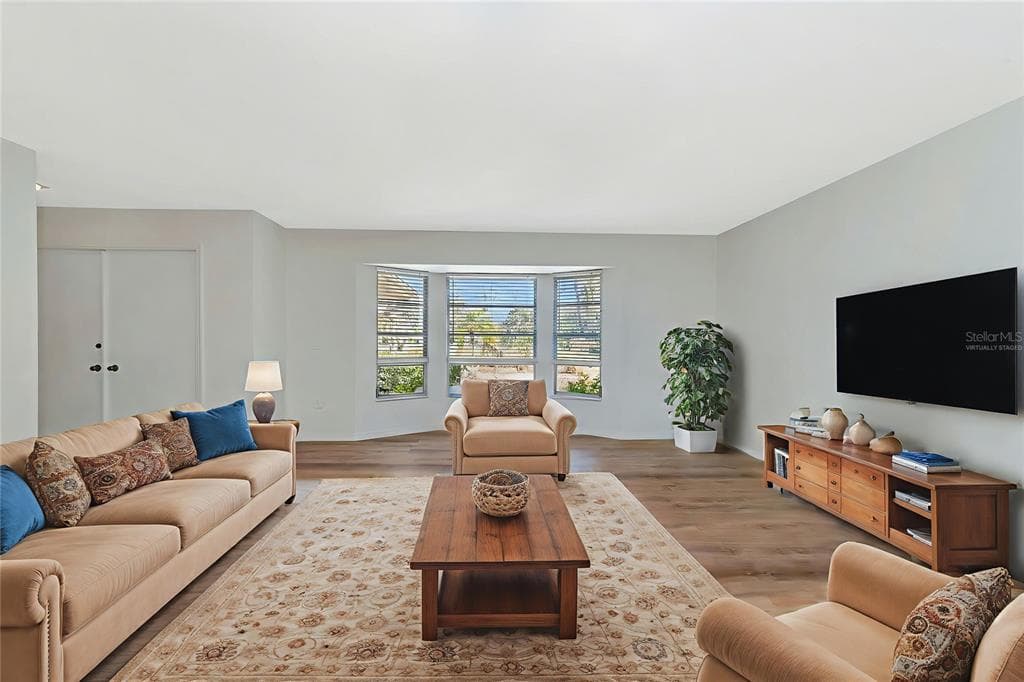 950 OXFORD DRIVE photo 12