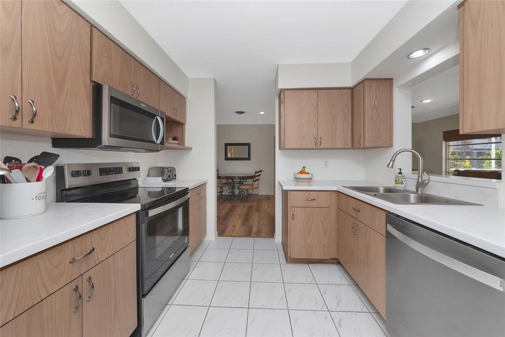 950 OXFORD DRIVE photo 9