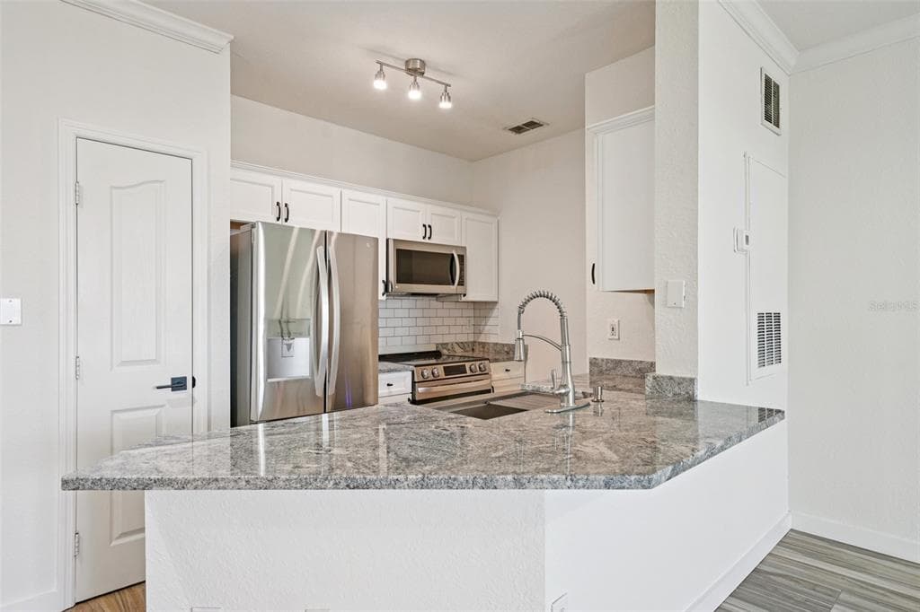5000 CULBREATH KEY WAY 8-212 photo 9