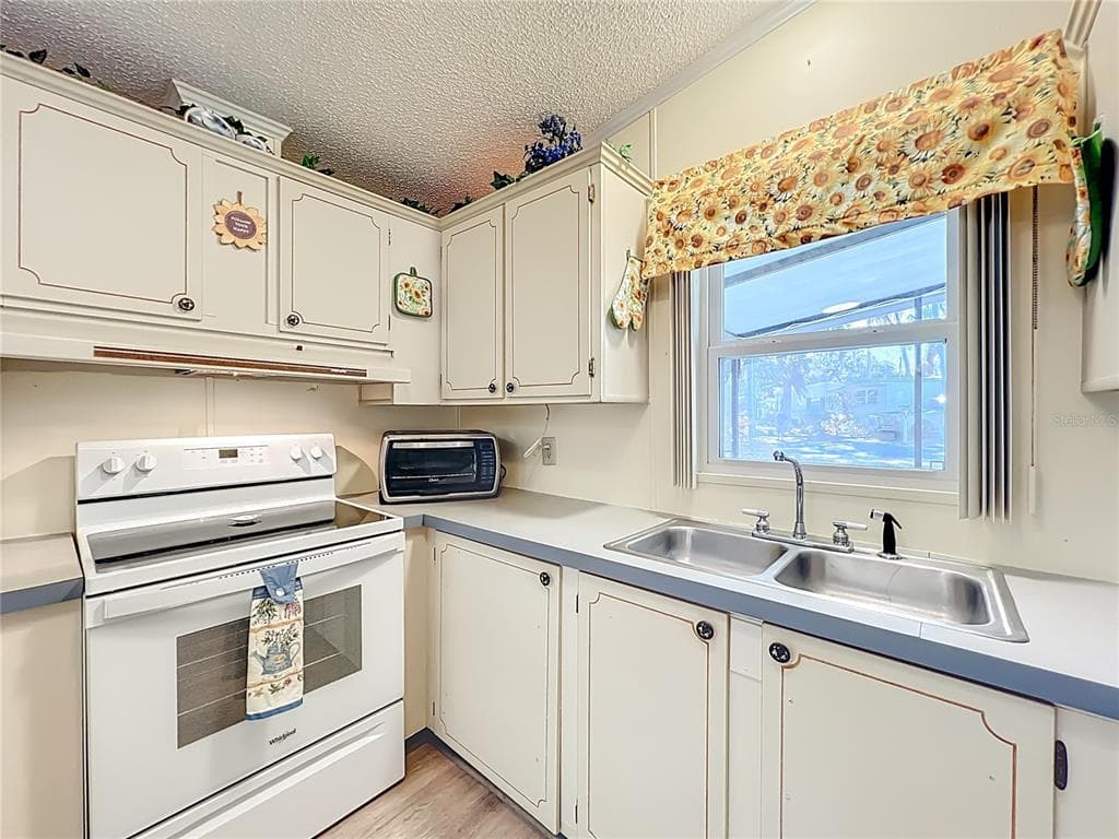 698 CINDI AVENUE photo 24