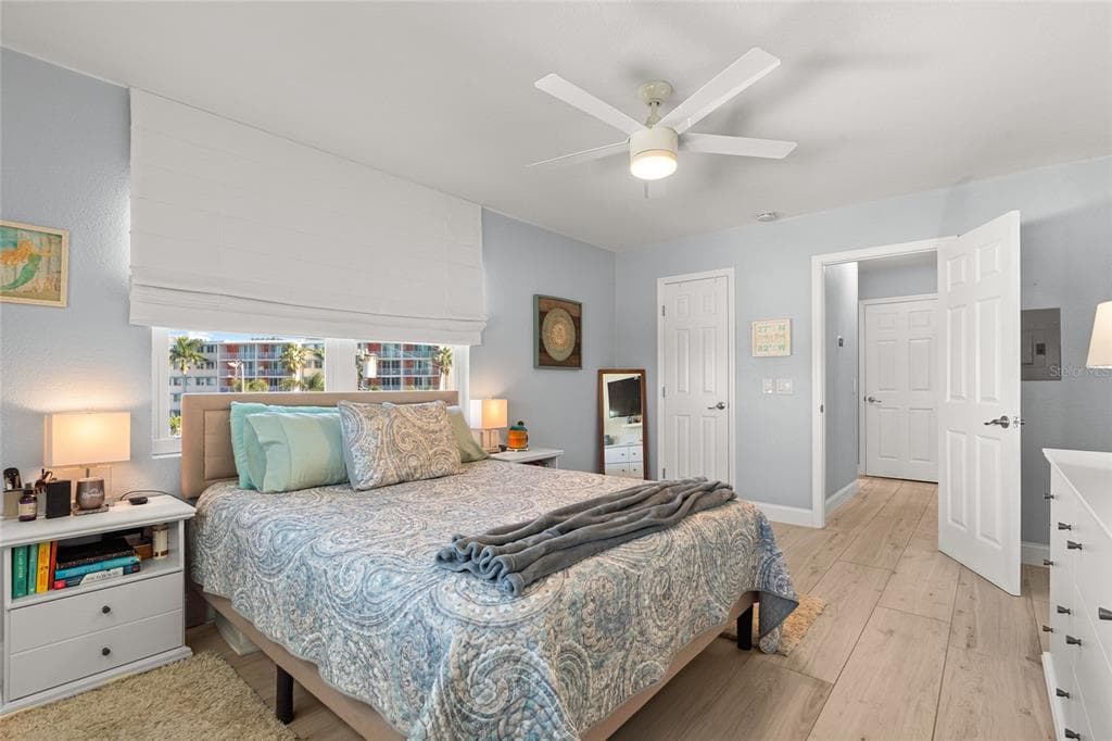 1898 SHORE DRIVE S 319 photo 20