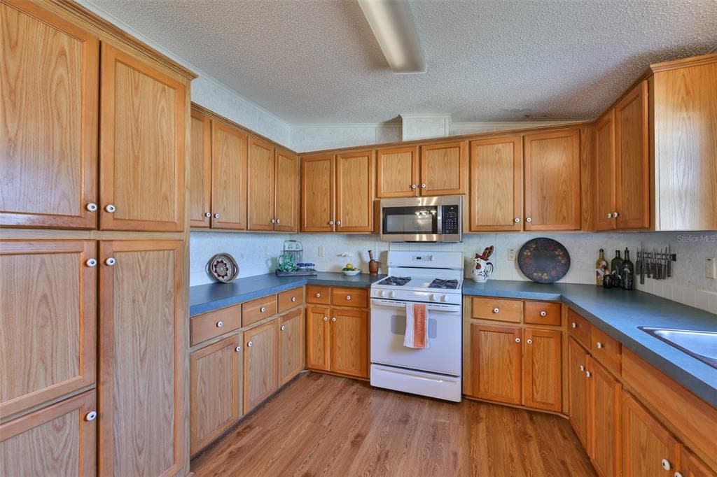 980 7TH STREET NW 16 photo 9
