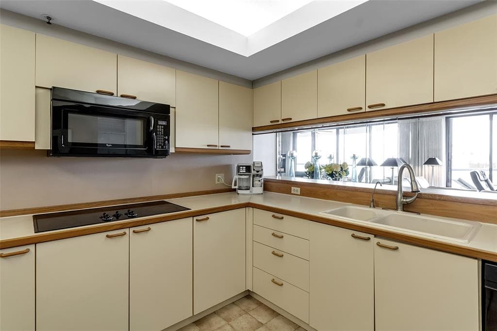 2110 HARBOURSIDE DRIVE 523 photo 12