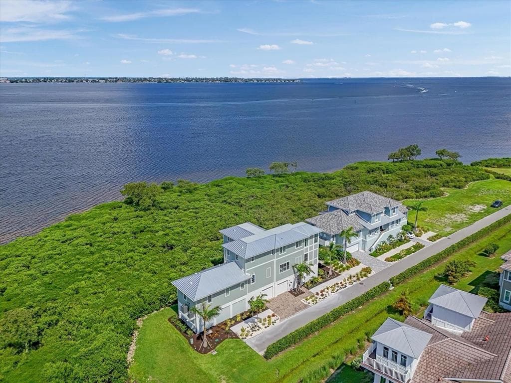 324 HARBOUR SOUND COURT photo 2