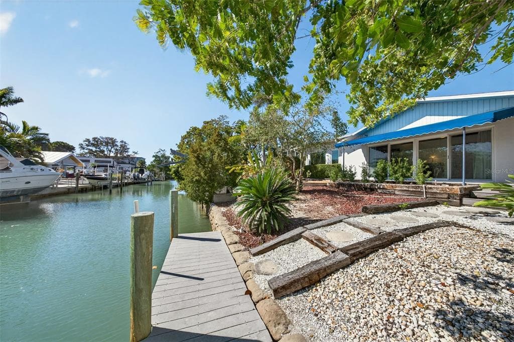 550 DE NARVAEZ DRIVE photo 3