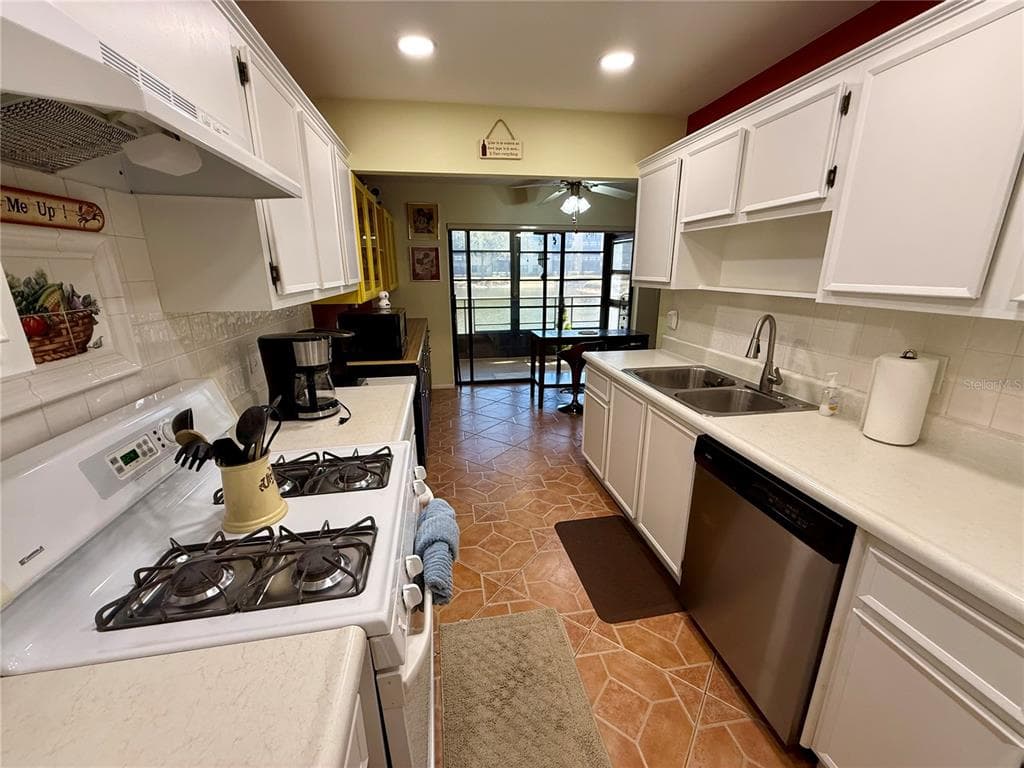 6070 80TH STREET N 105 photo 9