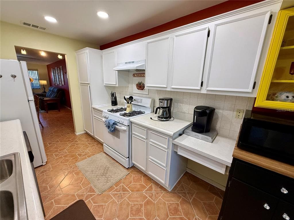 6070 80TH STREET N 105 photo 10