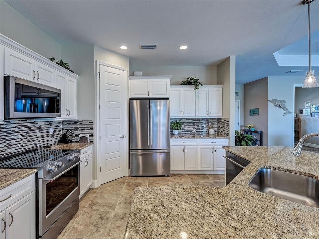 138 LONG MEADOW LANE photo 10