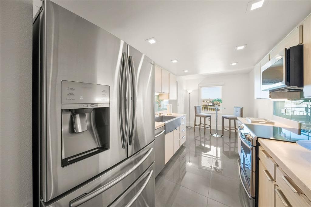 420 BEACH ROAD 606 photo 19