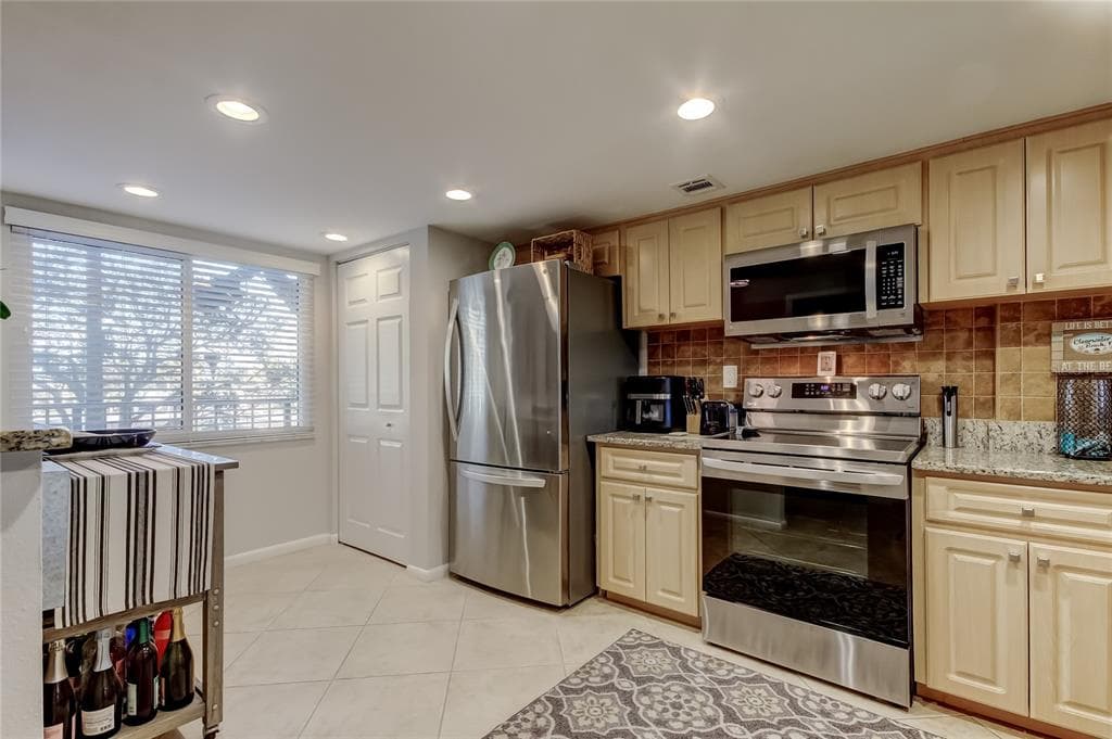 650 ISLAND WAY 206 photo 3