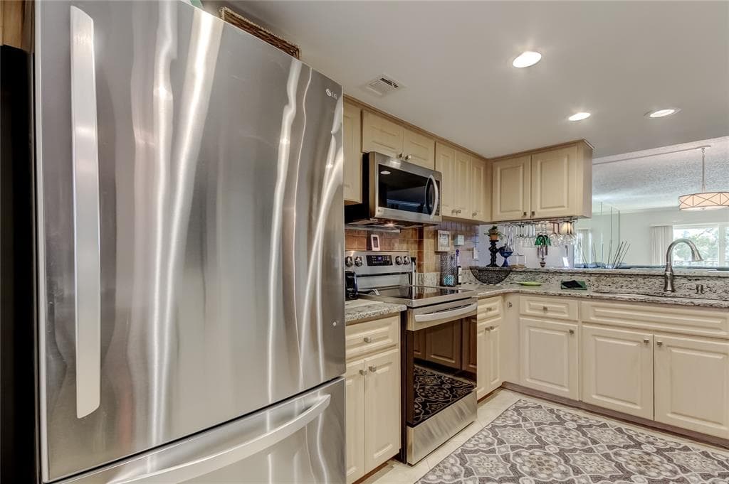 650 ISLAND WAY 206 photo 11