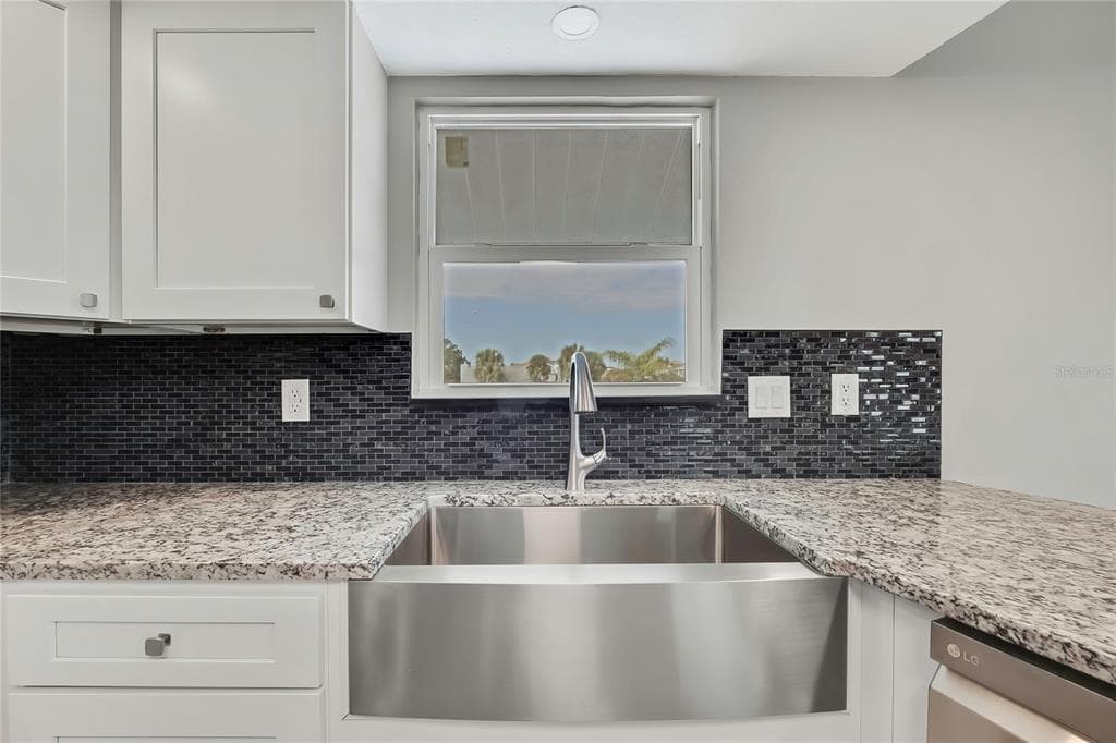 6703 SEAVIEW BOULEVARD photo 17