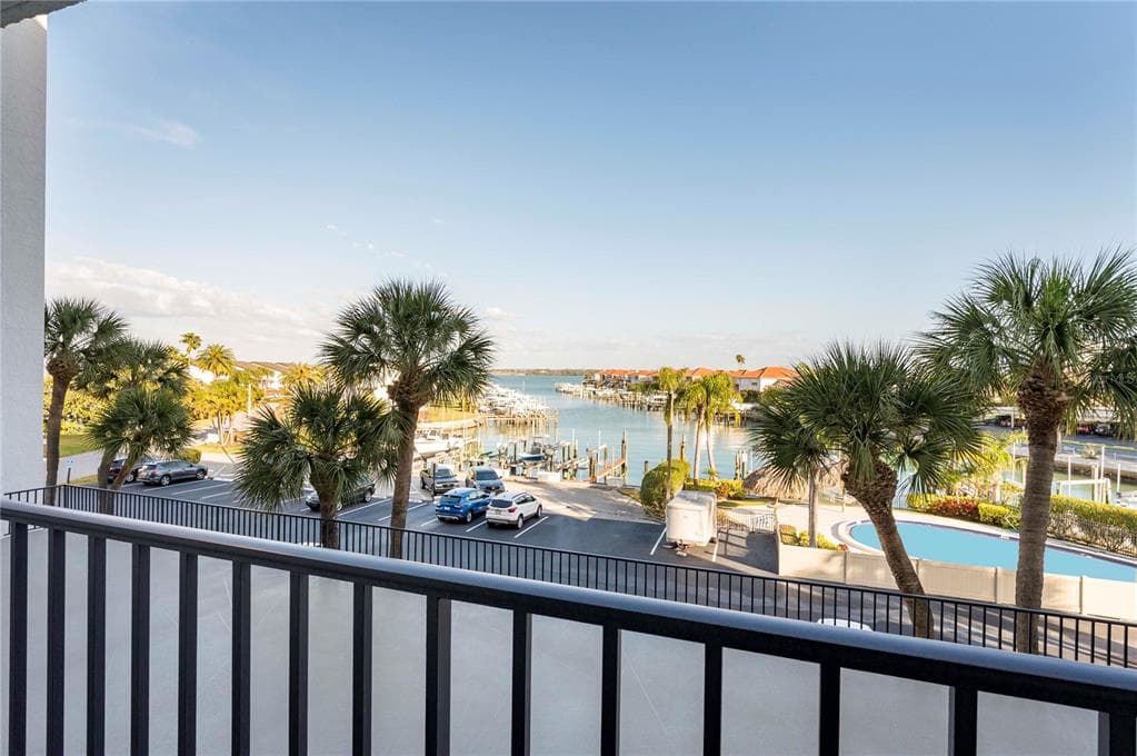1591 GULF BOULEVARD 203S photo 4
