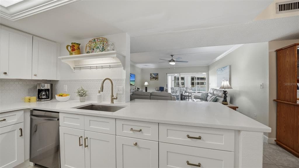 199 WHISPERING SANDS DRIVE 204 photo 11