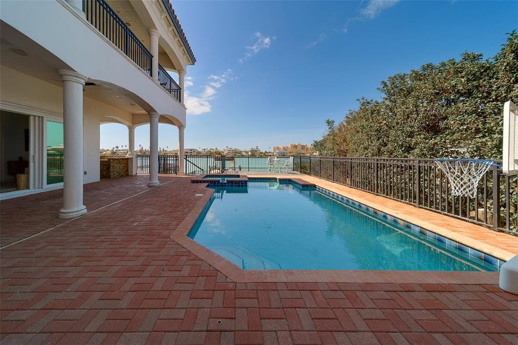 824 ISLAND WAY photo 22