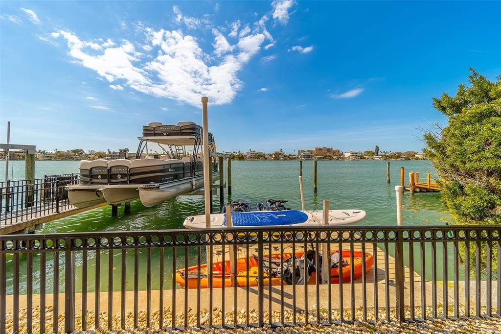 824 ISLAND WAY photo 4