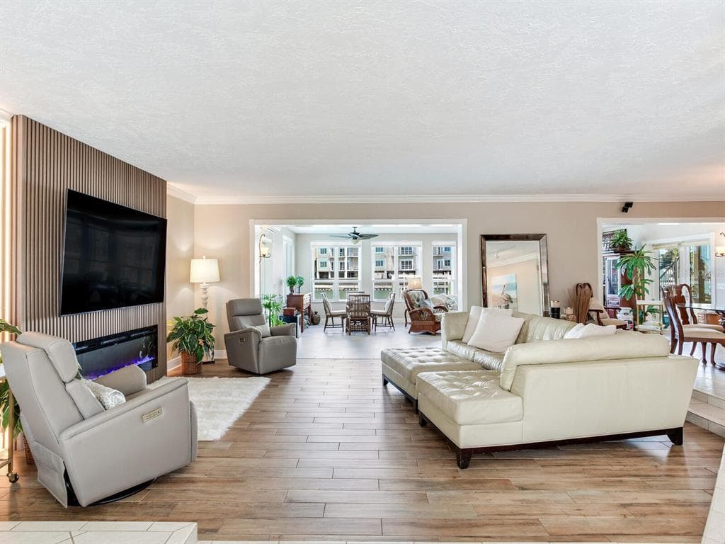 210 DOLPHIN POINT B photo 7