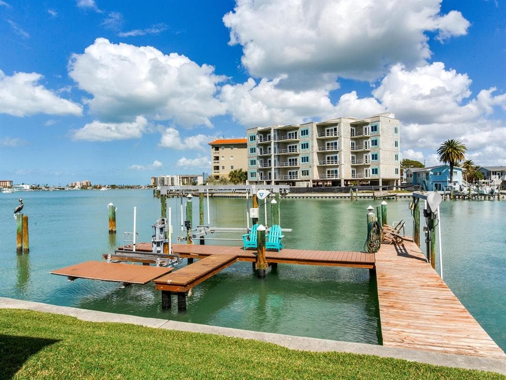 210 DOLPHIN POINT B photo 1