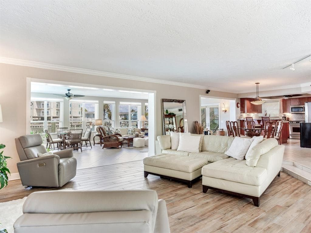 210 DOLPHIN POINT B photo 9