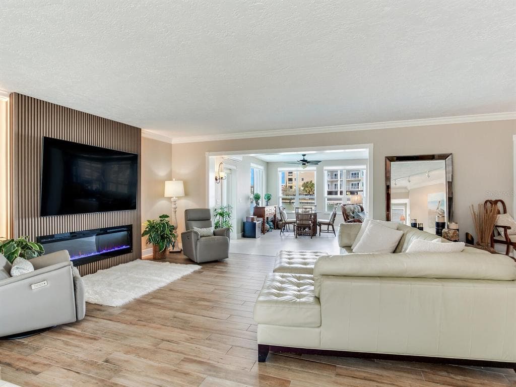 210 DOLPHIN POINT B photo 8