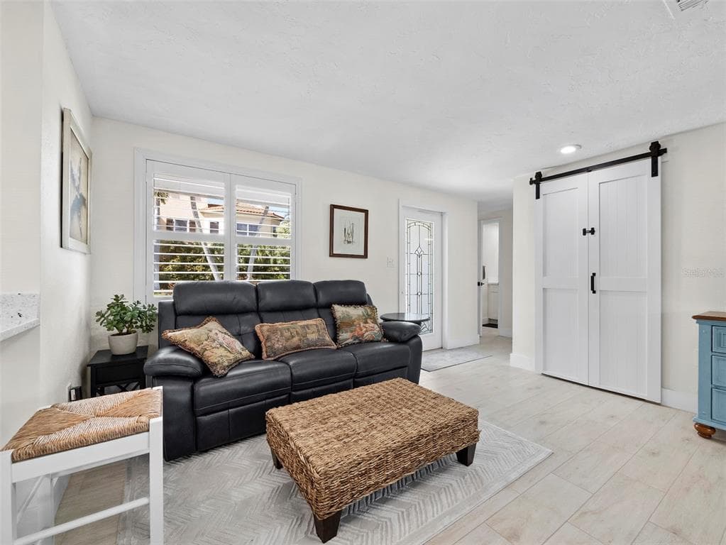 726 JUNGLE QUEEN WAY photo 6