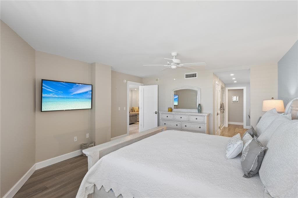 5880 MIDNIGHT PASS ROAD 704 photo 17