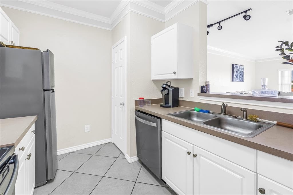 4333 BAYSIDE VILLAGE DRIVE 320 photo 5