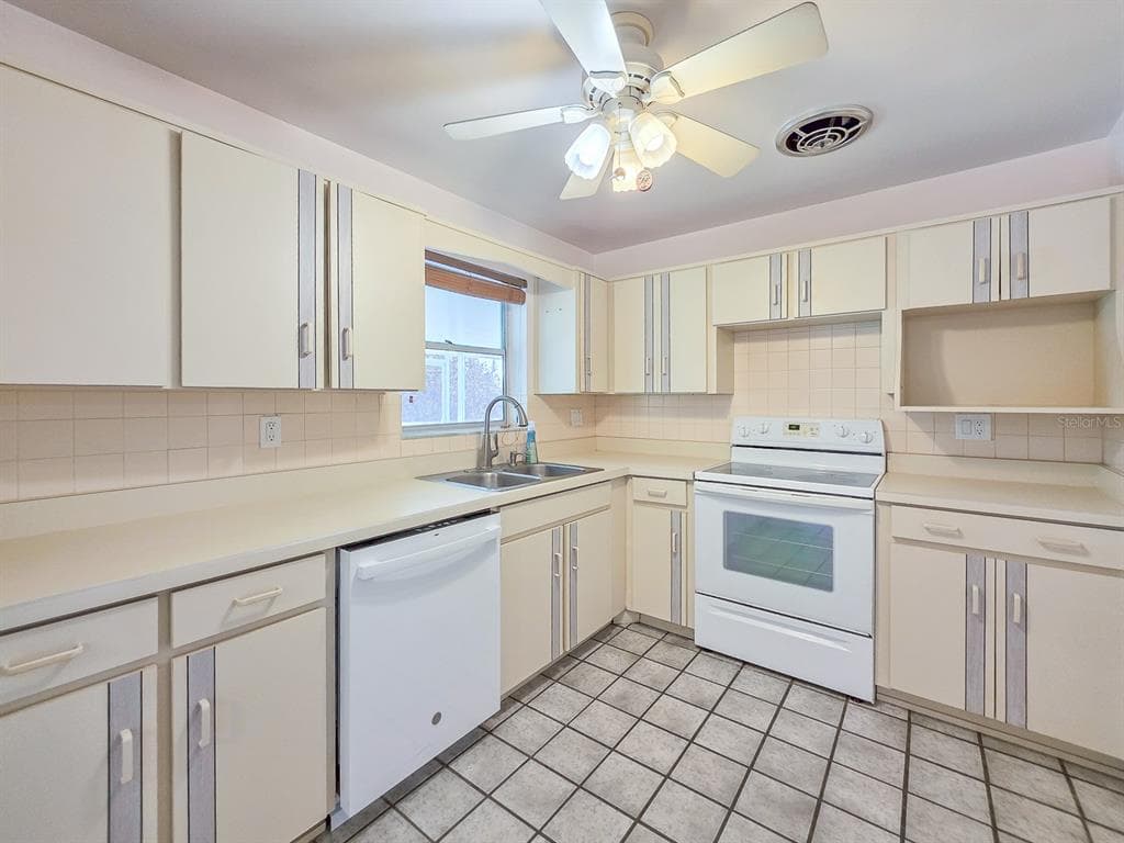 304 PALM CIRCLE photo 19