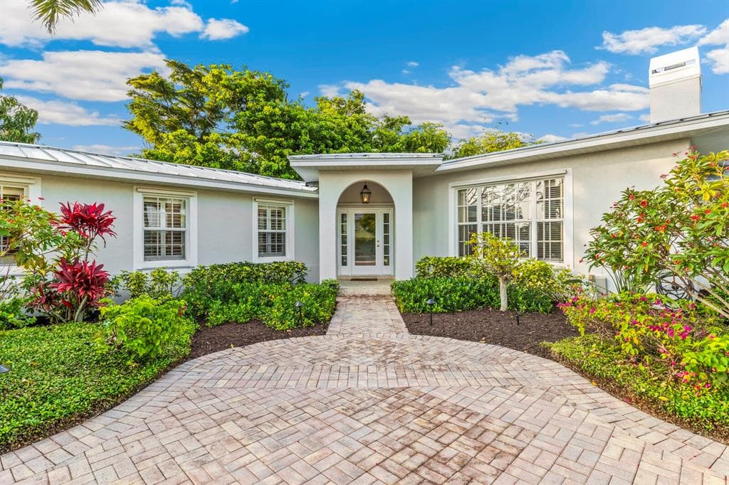 252 WATERWAYS AVENUE photo 1