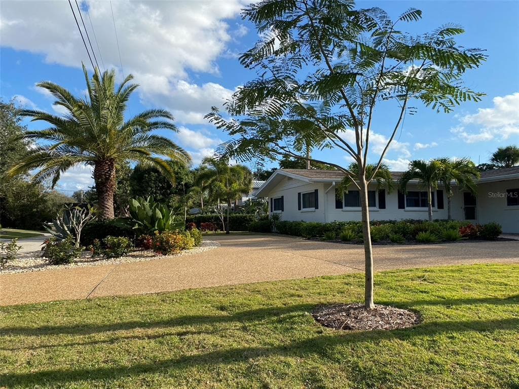 814 PARADISE WAY photo 2