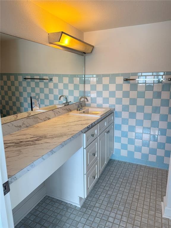 7425 BAY ISLAND DRIVE S 103 photo 11