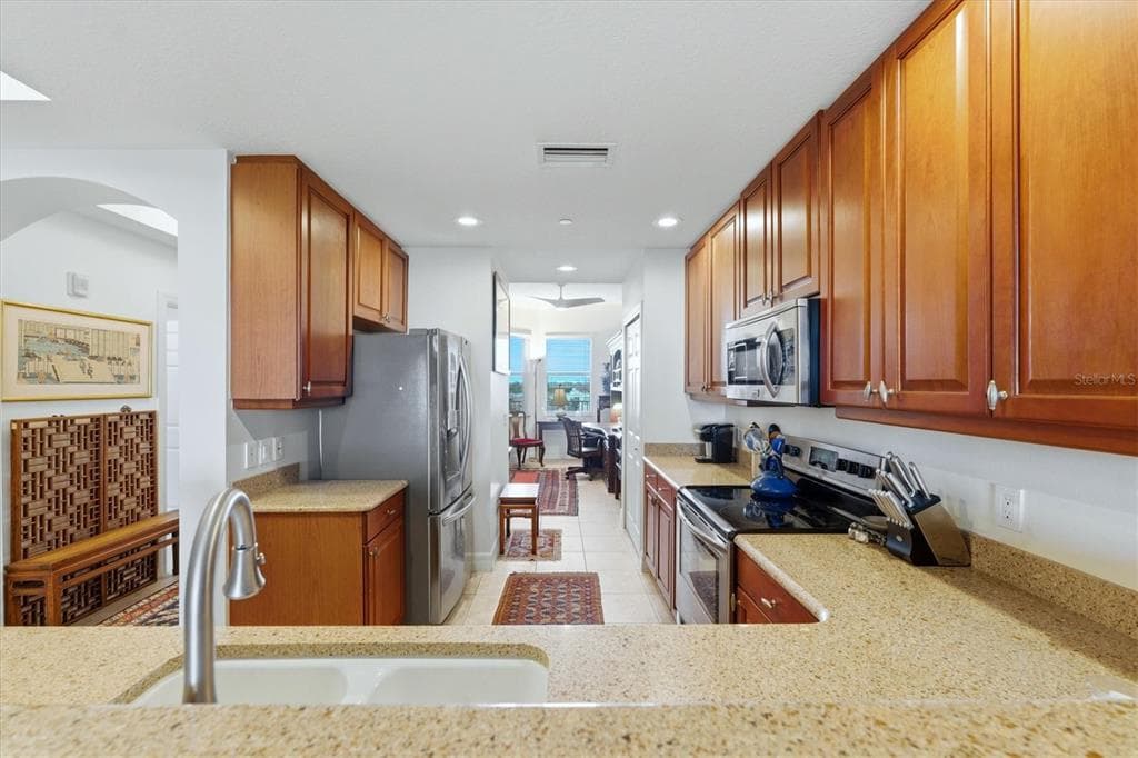 5531 CANNES CIRCLE 603 photo 18