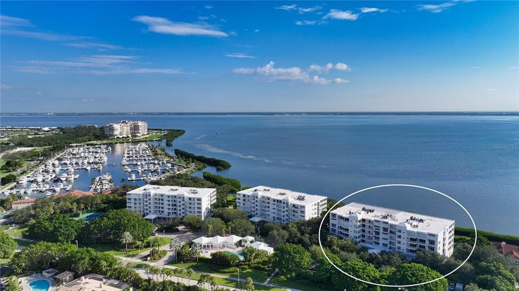 2410 HARBOURSIDE DRIVE 142 photo 2