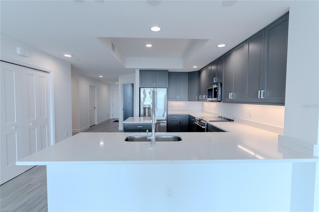 125 ISLAND WAY 503 photo 6