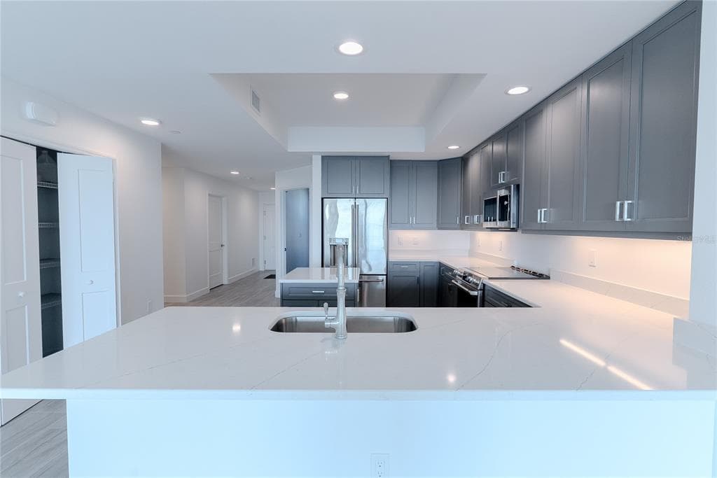 125 ISLAND WAY 503 photo 7
